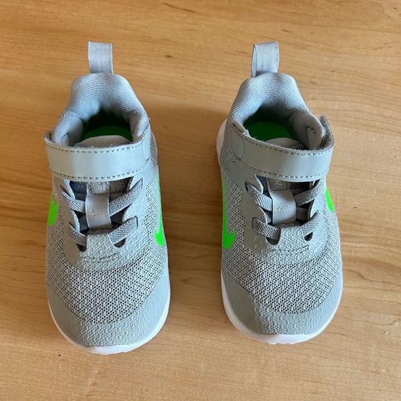 Toddler Nike shoes US size 5 - Picture 2 of 5